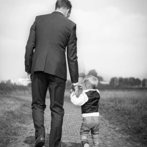 un homme et un enfant marche après un test de paternité