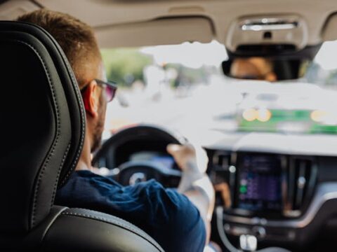 A publier sur : https://jopwijk.be/category/non-classe/ Image : https://www.pexels.com/fr-fr/photo/interieur-de-voiture-controle-volant-tableau-de-bord-16350153/ MT : Trouver une auto-école adaptée dans la capitale. MD : Découvrez comment trouver l'auto-école qui correspond à vos besoins à Paris. Comparez les options de formation, les spécialités et les services proposés pour choisir la meilleure auto-école pour vous. Trouver une auto-école adaptée dans la capitale Choisir une auto-école à Paris peut sembler être un problème. Avec les nombreuses options disponibles, il est essentiel de trouver celle qui répond le mieux à vos besoins personnels. Que vous soyez en quête d'une formation à la conduite standard ou spécifique comme pour les personnes en situation de handicap, cet article vous guidera à travers les critères de sélection importants pour faire le bon choix. Les critères de sélection pour une auto-école adaptée Il existe plusieurs aspects à considérer lorsque vous recherchez une auto-école Paris. Voici quelques points essentiels à évaluer : Type de formation proposée Paris regorge d'auto-écoles offrant divers types de formations adaptées à chaque besoin. Assurez-vous que l'auto-école propose des cours spécifiques, notamment si vous avez besoin d'une formation adaptée pour des raisons de handicap ou d'autres besoins particuliers. Certaines auto-écoles spécialisées offrent des équipements adaptés et un programme de formation sur mesure, ainsi que des options de formation en ligne pour plus de flexibilité Réputation et taux de réussite Le taux de réussite au permis est souvent un bon indicateur de la qualité de l’enseignement proposé par une auto-école. Cherchez des avis en ligne et consultez les forums pour connaître la réputation de l’établissement. Par ailleurs, n'hésitez pas à demander directement le taux de réussite aux examens des candidats inscrits. Tarifs et forfaits La comparaison des prix est inévitable lors de la recherche d’une auto-école à Paris. Les tarifs peuvent varier significativement d’un établissement à un autre. Optez pour un forfait qui correspond à votre budget tout en prenant garde aux escroqueries éventuelles. Lisez attentivement le détail des offres afin de comprendre ce qui est inclus dans le forfait choisi (nombre d’heures de conduite, accès aux cours théoriques, etc.). ● Formations standard ● Formations spécialisées pour personnes en situation de handicap ● Équipements adaptés disponibles ● Offres promotionnelles locales L’importance des équipements adaptés Pour les personnes ayant des besoins spécifiques, trouver une auto-école équipée en conséquence est primordial. Les établissements disposant de véhicules adaptés faciliteront grandement la formation en conduite. Véhicules adaptés pour tous Il est probable que certaines auto-écoles proposent des voitures modifiées équipées pour répondre aux diverses situations de handicap. Ces aménagements peuvent inclure des commandes manuelles, sièges pivotants, etc. Une bonne auto-école à Paris doit posséder une flotte variée de véhicules pour s’ajuster à vos exigences. Soutien personnalisé Un accompagnement individualisé participe aussi à la réussite au permis. Des moniteurs formés spécifiquement permettront d’assurer une formation optimale tout en augmentant votre confiance et vos compétences au volant. Choisissez une auto-école dont les instructeurs sont reconnus pour leur bienveillance et leur pédagogie adaptable. Comment savoir si l’auto-école près de chez vous est faite pour vous ? Afin de déterminer quelle auto-école correspond le mieux à vos attentes personnelles, réalisez une première visite ou passez un appel téléphonique pour poser des questions pertinentes : Demandez une visite des locaux Une auto-école digne de ce nom se fera un plaisir de vous faire visiter ses installations. Vous pourrez juger par vous-même de la propreté et de l’organisation des lieux, ainsi qu'évaluer l’accueil et la disponibilité du personnel administratif. Renseignez-vous sur l’accompagnement Discutez avec l’équipe pédagogique pour mieux comprendre quelles seront les modalités d’apprentissage. Une formation à la conduite de qualité passe avant tout par un suivi rigoureux autant théorique que pratique. Vérifiez également si l’équipe est précisée dans l’accompagnement des apprentis conducteurs, particulièrement pour ceux nécessitant une formation spécialisée. Auto-écoles spécialisées à Paris La capitale possède certaines auto-écoles dédiées spécialement à la formation des personnes en situation de handicap. Leur expertise et leurs équipements adaptés garantissent une prise en charge personnalisée et efficace. Programmes de formation sur mesure Ces auto-écoles spécialisées élaborent des programmes individualisés pour chaque apprenti conducteur. Le but est de proposer une progression appropriée et sécurisée. De plus, elles assurent souvent un soutien moral et psychologique non négligeable. Mise en relation avec des associations Certaines auto-écoles collaborent avec des associations spécialisées dans les domaines de la mobilité et de l'accessibilité pour renforcer encore davantage leur accompagnement auprès des personnes en situation de handicap. Renseignez-vous sur ces partenariats lors de la sélection. Considérations financières et aides disponibles Outre les différences tarifaires entre les auto-écoles classiques et spécialisées, sachez qu’il peut exister des aides financières pour alléger les coûts liés à la formation à la conduite. Les personnes rencontrant des difficultés financières ou physiques peuvent bénéficier d’allocations dédiées. Possibilités de financement public et privé Des solutions telles que le Compte Personnel de Formation (CPF), les bourses et subventions locales ainsi que certains financements privés existent pour vous aider. Contactez les conseils départementaux ou des plateformes en ligne pour découvrir leur propre système de soutien. Plans de paiement flexibles Beaucoup d'auto-écoles à Paris offrent des paiements échelonnés permettant de répartir le coût global de la formation sur plusieurs mois. C’est une solution idéale pour éviter de supporter d’un coup des dépenses élevées tout en facilitant l’accès à une éducation de conduite de qualité. Dans quel cas opter pour une auto-école en ligne ? Dernier critère non moins important : les auto-écoles 100% en ligne. Si la flexibilité totale que permettent ces nouveaux modèles peut séduire nombreux candidats, ils ne conviennent pas toujours à toutes les situations, surtout pour ceux nécessitant des équipements techniques spécifiques. Flexibilité et contenu numérique Suivre des cours théoriques en ligne offre une grande souplesse. Vous pouvez apprendre à votre rythme depuis chez vous, idéal pour celles et ceux qui ont des emplois du temps chargés. Nécessité d’équipement physique Par contre, pour la partie pratique de la formation à la conduite, rien ne remplace les cours en face-à-face avec un instructeur qualifié. Pour cette raison, les auto-écoles purement en ligne restent souvent complémentaires plutôt qu'une solution indépendante. En résumé, trouver une auto-école adaptée à Paris nécessite du temps et de la préparation. Identifiez vos besoins précis, comparez les établissements et consultez différentes sources d’information pour choisir celui qui vous permettra de réussir avec succès votre permis de conduire.