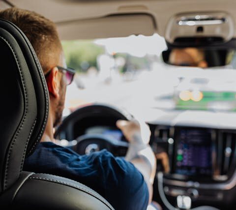 A publier sur : https://jopwijk.be/category/non-classe/ Image : https://www.pexels.com/fr-fr/photo/interieur-de-voiture-controle-volant-tableau-de-bord-16350153/ MT : Trouver une auto-école adaptée dans la capitale. MD : Découvrez comment trouver l'auto-école qui correspond à vos besoins à Paris. Comparez les options de formation, les spécialités et les services proposés pour choisir la meilleure auto-école pour vous. Trouver une auto-école adaptée dans la capitale Choisir une auto-école à Paris peut sembler être un problème. Avec les nombreuses options disponibles, il est essentiel de trouver celle qui répond le mieux à vos besoins personnels. Que vous soyez en quête d'une formation à la conduite standard ou spécifique comme pour les personnes en situation de handicap, cet article vous guidera à travers les critères de sélection importants pour faire le bon choix. Les critères de sélection pour une auto-école adaptée Il existe plusieurs aspects à considérer lorsque vous recherchez une auto-école Paris. Voici quelques points essentiels à évaluer : Type de formation proposée Paris regorge d'auto-écoles offrant divers types de formations adaptées à chaque besoin. Assurez-vous que l'auto-école propose des cours spécifiques, notamment si vous avez besoin d'une formation adaptée pour des raisons de handicap ou d'autres besoins particuliers. Certaines auto-écoles spécialisées offrent des équipements adaptés et un programme de formation sur mesure, ainsi que des options de formation en ligne pour plus de flexibilité Réputation et taux de réussite Le taux de réussite au permis est souvent un bon indicateur de la qualité de l’enseignement proposé par une auto-école. Cherchez des avis en ligne et consultez les forums pour connaître la réputation de l’établissement. Par ailleurs, n'hésitez pas à demander directement le taux de réussite aux examens des candidats inscrits. Tarifs et forfaits La comparaison des prix est inévitable lors de la recherche d’une auto-école à Paris. Les tarifs peuvent varier significativement d’un établissement à un autre. Optez pour un forfait qui correspond à votre budget tout en prenant garde aux escroqueries éventuelles. Lisez attentivement le détail des offres afin de comprendre ce qui est inclus dans le forfait choisi (nombre d’heures de conduite, accès aux cours théoriques, etc.). ● Formations standard ● Formations spécialisées pour personnes en situation de handicap ● Équipements adaptés disponibles ● Offres promotionnelles locales L’importance des équipements adaptés Pour les personnes ayant des besoins spécifiques, trouver une auto-école équipée en conséquence est primordial. Les établissements disposant de véhicules adaptés faciliteront grandement la formation en conduite. Véhicules adaptés pour tous Il est probable que certaines auto-écoles proposent des voitures modifiées équipées pour répondre aux diverses situations de handicap. Ces aménagements peuvent inclure des commandes manuelles, sièges pivotants, etc. Une bonne auto-école à Paris doit posséder une flotte variée de véhicules pour s’ajuster à vos exigences. Soutien personnalisé Un accompagnement individualisé participe aussi à la réussite au permis. Des moniteurs formés spécifiquement permettront d’assurer une formation optimale tout en augmentant votre confiance et vos compétences au volant. Choisissez une auto-école dont les instructeurs sont reconnus pour leur bienveillance et leur pédagogie adaptable. Comment savoir si l’auto-école près de chez vous est faite pour vous ? Afin de déterminer quelle auto-école correspond le mieux à vos attentes personnelles, réalisez une première visite ou passez un appel téléphonique pour poser des questions pertinentes : Demandez une visite des locaux Une auto-école digne de ce nom se fera un plaisir de vous faire visiter ses installations. Vous pourrez juger par vous-même de la propreté et de l’organisation des lieux, ainsi qu'évaluer l’accueil et la disponibilité du personnel administratif. Renseignez-vous sur l’accompagnement Discutez avec l’équipe pédagogique pour mieux comprendre quelles seront les modalités d’apprentissage. Une formation à la conduite de qualité passe avant tout par un suivi rigoureux autant théorique que pratique. Vérifiez également si l’équipe est précisée dans l’accompagnement des apprentis conducteurs, particulièrement pour ceux nécessitant une formation spécialisée. Auto-écoles spécialisées à Paris La capitale possède certaines auto-écoles dédiées spécialement à la formation des personnes en situation de handicap. Leur expertise et leurs équipements adaptés garantissent une prise en charge personnalisée et efficace. Programmes de formation sur mesure Ces auto-écoles spécialisées élaborent des programmes individualisés pour chaque apprenti conducteur. Le but est de proposer une progression appropriée et sécurisée. De plus, elles assurent souvent un soutien moral et psychologique non négligeable. Mise en relation avec des associations Certaines auto-écoles collaborent avec des associations spécialisées dans les domaines de la mobilité et de l'accessibilité pour renforcer encore davantage leur accompagnement auprès des personnes en situation de handicap. Renseignez-vous sur ces partenariats lors de la sélection. Considérations financières et aides disponibles Outre les différences tarifaires entre les auto-écoles classiques et spécialisées, sachez qu’il peut exister des aides financières pour alléger les coûts liés à la formation à la conduite. Les personnes rencontrant des difficultés financières ou physiques peuvent bénéficier d’allocations dédiées. Possibilités de financement public et privé Des solutions telles que le Compte Personnel de Formation (CPF), les bourses et subventions locales ainsi que certains financements privés existent pour vous aider. Contactez les conseils départementaux ou des plateformes en ligne pour découvrir leur propre système de soutien. Plans de paiement flexibles Beaucoup d'auto-écoles à Paris offrent des paiements échelonnés permettant de répartir le coût global de la formation sur plusieurs mois. C’est une solution idéale pour éviter de supporter d’un coup des dépenses élevées tout en facilitant l’accès à une éducation de conduite de qualité. Dans quel cas opter pour une auto-école en ligne ? Dernier critère non moins important : les auto-écoles 100% en ligne. Si la flexibilité totale que permettent ces nouveaux modèles peut séduire nombreux candidats, ils ne conviennent pas toujours à toutes les situations, surtout pour ceux nécessitant des équipements techniques spécifiques. Flexibilité et contenu numérique Suivre des cours théoriques en ligne offre une grande souplesse. Vous pouvez apprendre à votre rythme depuis chez vous, idéal pour celles et ceux qui ont des emplois du temps chargés. Nécessité d’équipement physique Par contre, pour la partie pratique de la formation à la conduite, rien ne remplace les cours en face-à-face avec un instructeur qualifié. Pour cette raison, les auto-écoles purement en ligne restent souvent complémentaires plutôt qu'une solution indépendante. En résumé, trouver une auto-école adaptée à Paris nécessite du temps et de la préparation. Identifiez vos besoins précis, comparez les établissements et consultez différentes sources d’information pour choisir celui qui vous permettra de réussir avec succès votre permis de conduire.