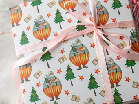 emballage cadeau floral blanc, vert et jaune