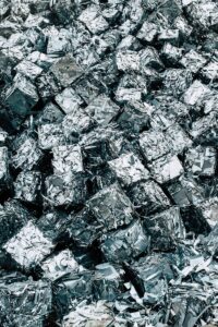 une pile de feuilles d'argent posée sur une pile de feuilles d'argent
