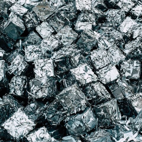 une pile de feuilles d'argent posée sur une pile de feuilles d'argent