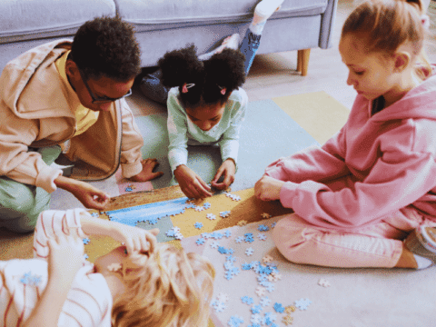 des enfants jouent avec le scrabble