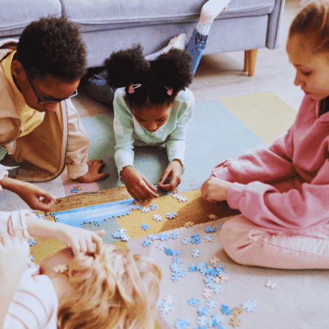 des enfants jouent avec le scrabble