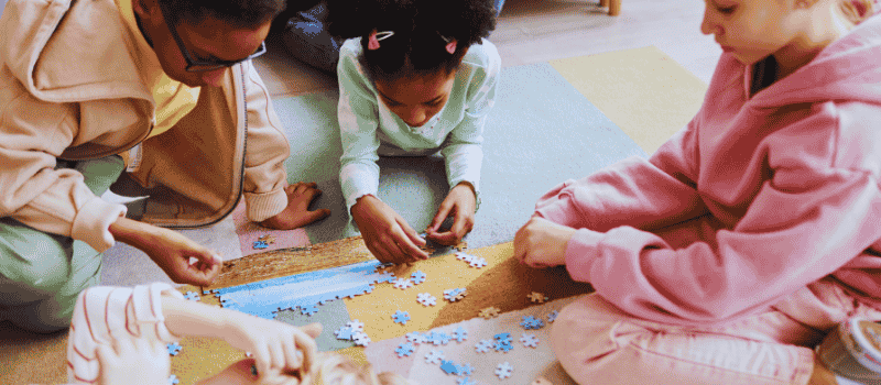 des enfants jouent avec le scrabble