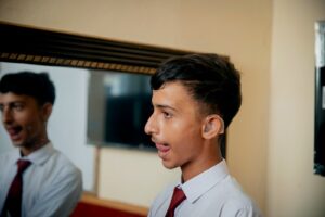 un jeune homme en chemise blanche et cravate rouge