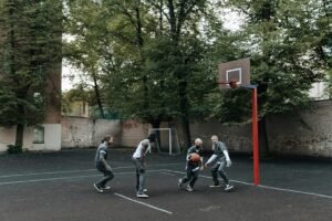 Quelle surface pour un terrain de basketball conforme aux normes