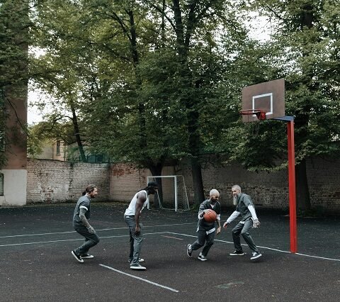 Quelle surface pour un terrain de basketball conforme aux normes
