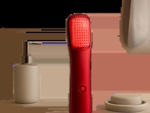 Visuel premium d’un appareil de lumière rouge dédié au visage, dans une ambiance minimaliste et rassurante. L’image évoque une routine beauté à domicile simple, sérieuse et élégante.
