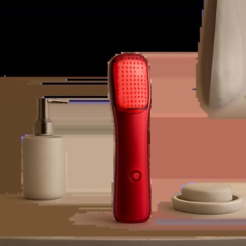 Visuel premium d’un appareil de lumière rouge dédié au visage, dans une ambiance minimaliste et rassurante. L’image évoque une routine beauté à domicile simple, sérieuse et élégante.