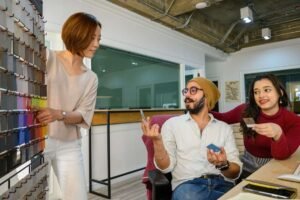 Professionnels choisissant des couleurs dans un salon de coiffure moderne