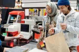 Femme et homme en train de payer des courses dans un magasin