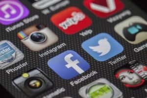 Icônes d'applications variées sur un écran de téléphone mobile