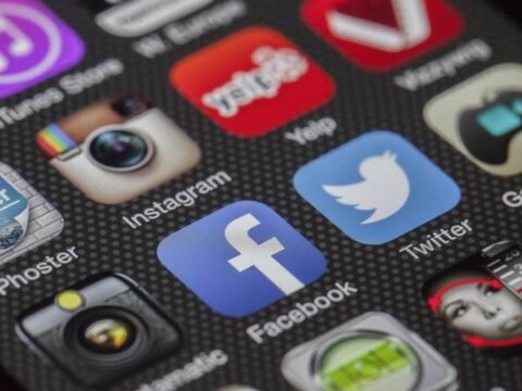 Icônes d'applications variées sur un écran de téléphone mobile