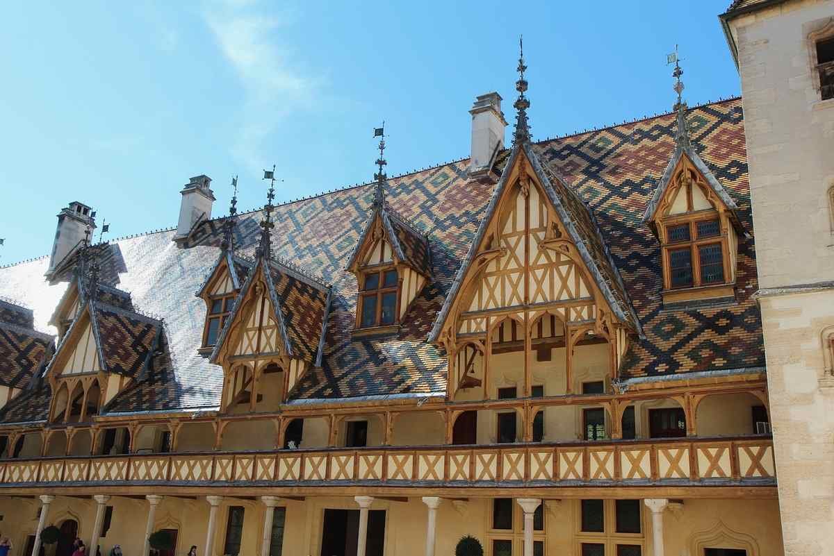 Façade Renaissance avec toits en ardoise, balcons en bois et cour intérieure Façade Renaissance avec toits en ardoise, balcons en bois et cour intérieure