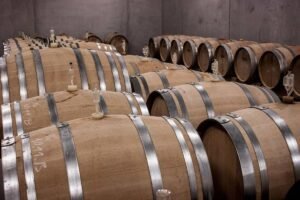 Barils de chêne empilés dans une cave à vin, silencieux