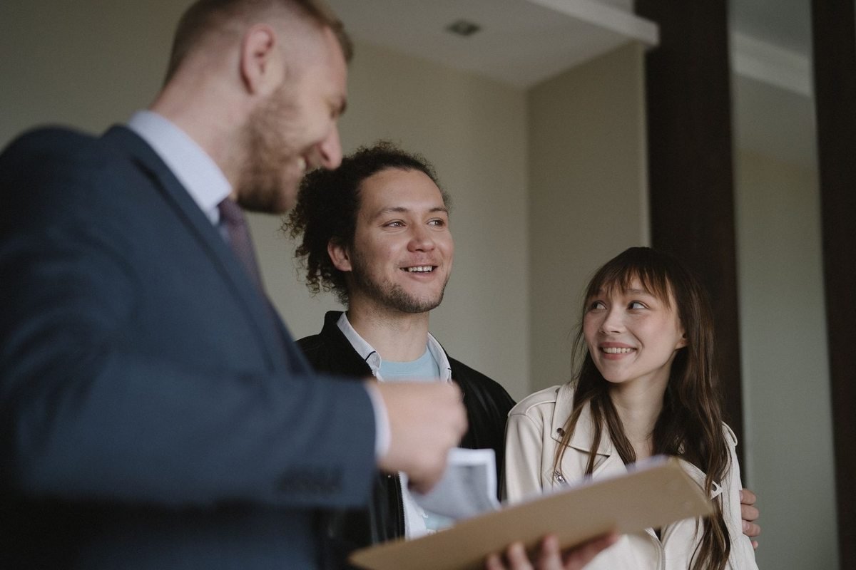 Trois individus en conversation dans un cadre professionnel Trois individus en conversation dans un cadre professionnel
