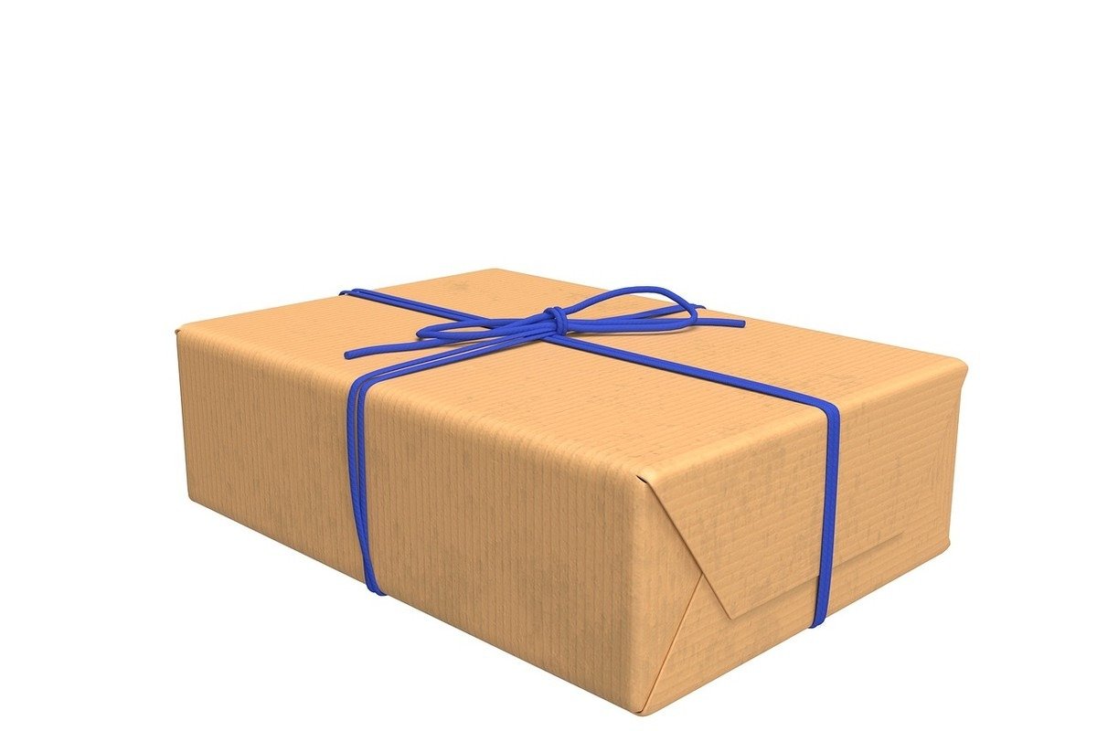 Colis en carton emballé avec un nœud de corde bleue sur fond blanc Colis en carton emballé avec un nœud de corde bleue sur fond blanc