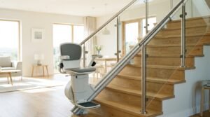 Monte-escalier installé le long d'un escalier de maison, rampe moderne, intérieur clair