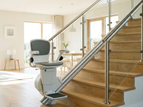 Monte-escalier installé le long d'un escalier de maison, rampe moderne, intérieur clair