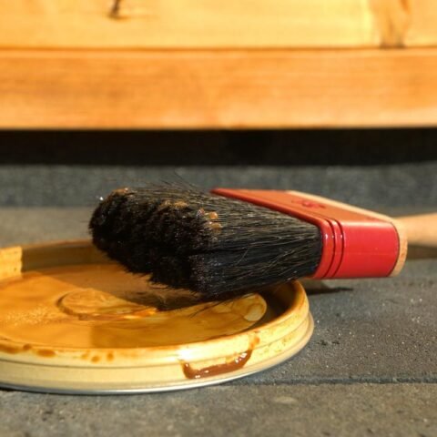 Un pinceau reposant sur un couvercle de pot de peinture