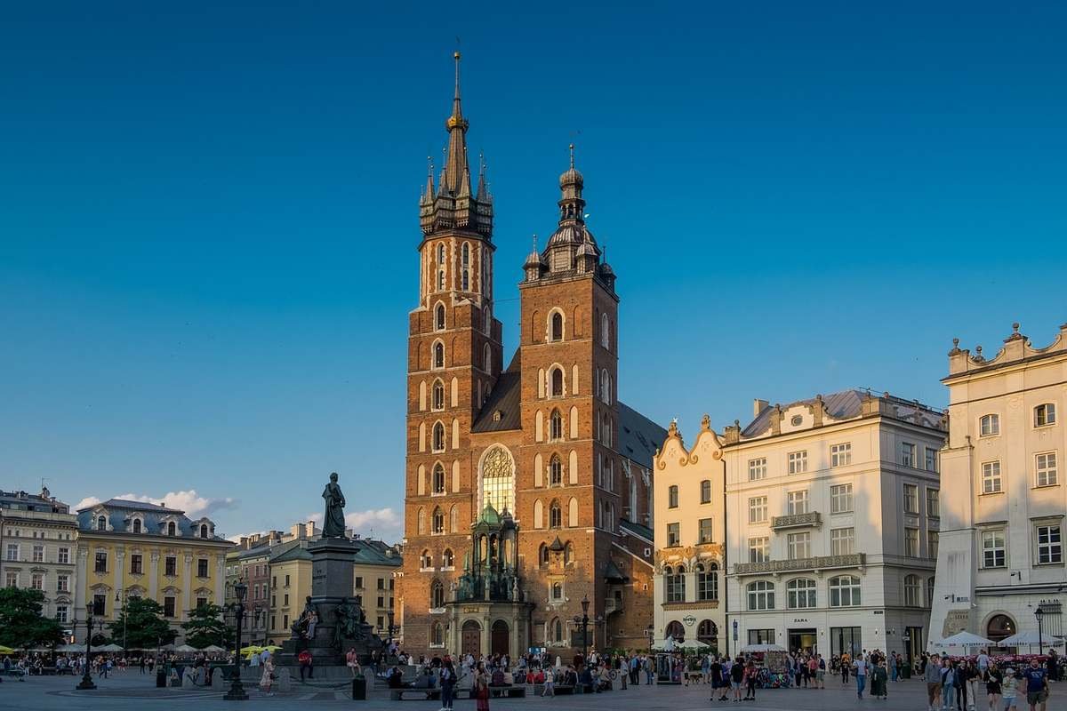 Une tour de la cathédrale d'Amiens vue en contre-plongée depuis le parvis Une tour de la cathédrale d'Amiens vue en contre-plongée depuis le parvis