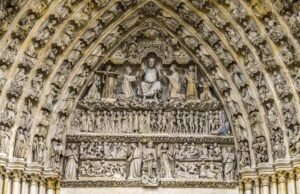 Portail en pierre orné de bas-reliefs sculptés représentant des scènes religieuses