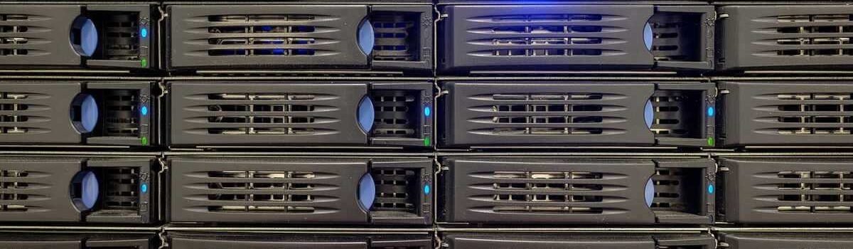 Baie de serveurs informatiques avec voyants lumineux bleus allumés et disques durs